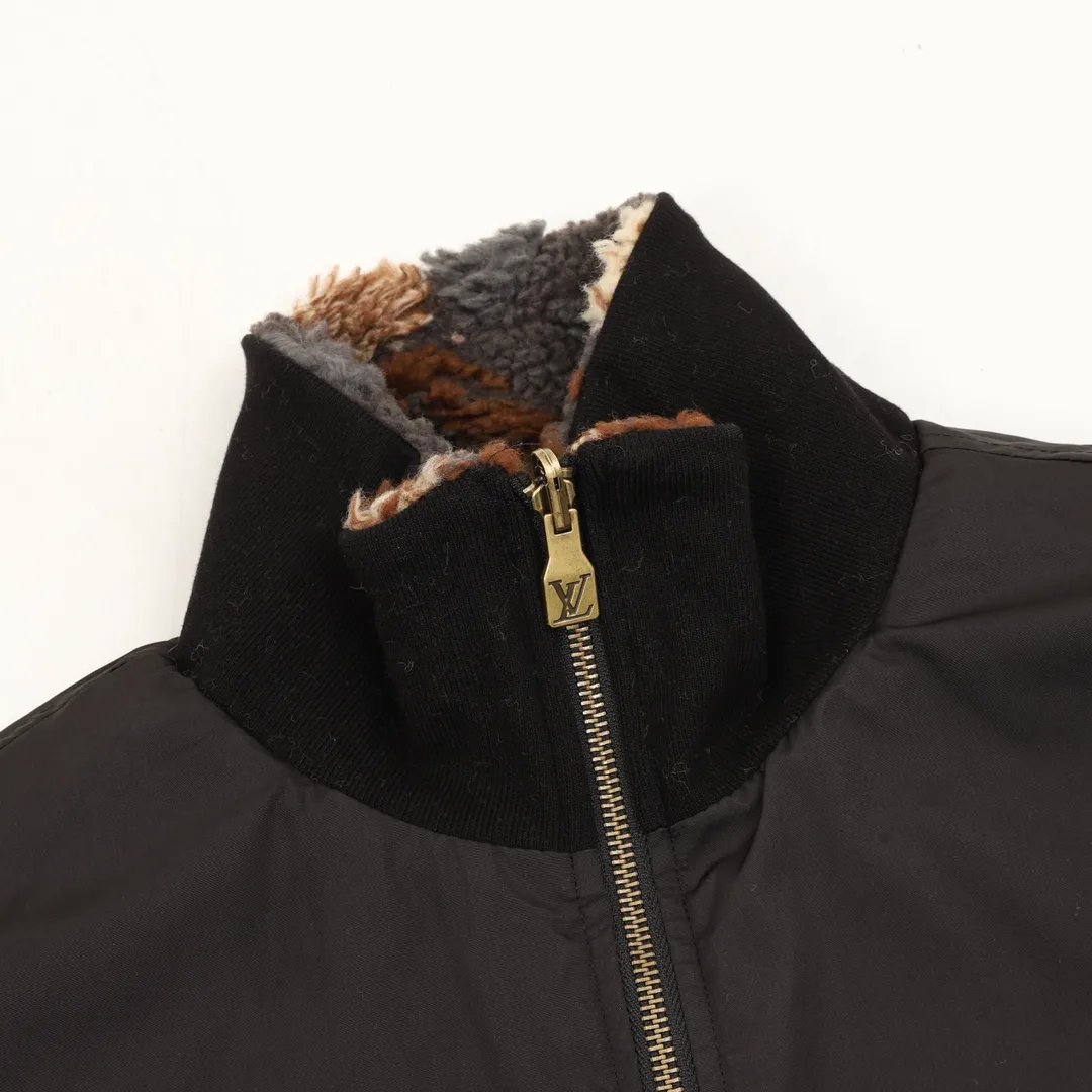 🅿️570 Louis Vuitton & Nigo floral double-sided fleece sherpa jacket. The original version was purchased for 22,200. It is made of 3D three-dimensional lamb wool. The light brown color of the custom-woven nylon fabric is ordered and dyed according to the original version. It is comfortable to wear and doubles the thermal performance. The lapel stand-up collar has a two-wear zipper design, which is easy to put on and take off to change the style at will. One side is plush, soft and fashionable, and the gray and black base is embellished with round textures in autumn and winter colors, showing a natural moss-like atmosphere, which enhances the style of the outfit. The other side is smooth and cotton-covered, which has a better effect of keeping warm and cold in autumn and winter. With the leather label pattern, it gives a relaxed feeling when wearing it on the street. Unisex Size: XS-L